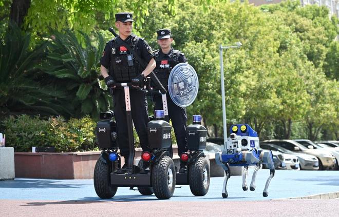 NG28南宫绵阳造AI机械狗到场警务事情练习训练中帮助民警掌握“怀疑职员”(图1)