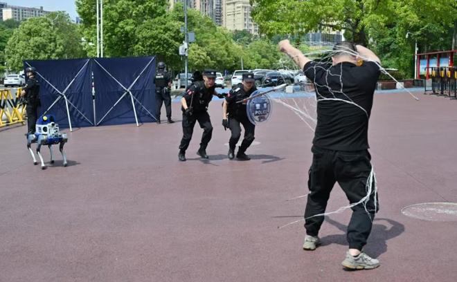 NG28南宫绵阳造AI机械狗到场警务事情练习训练中帮助民警掌握“怀疑职员”(图3)